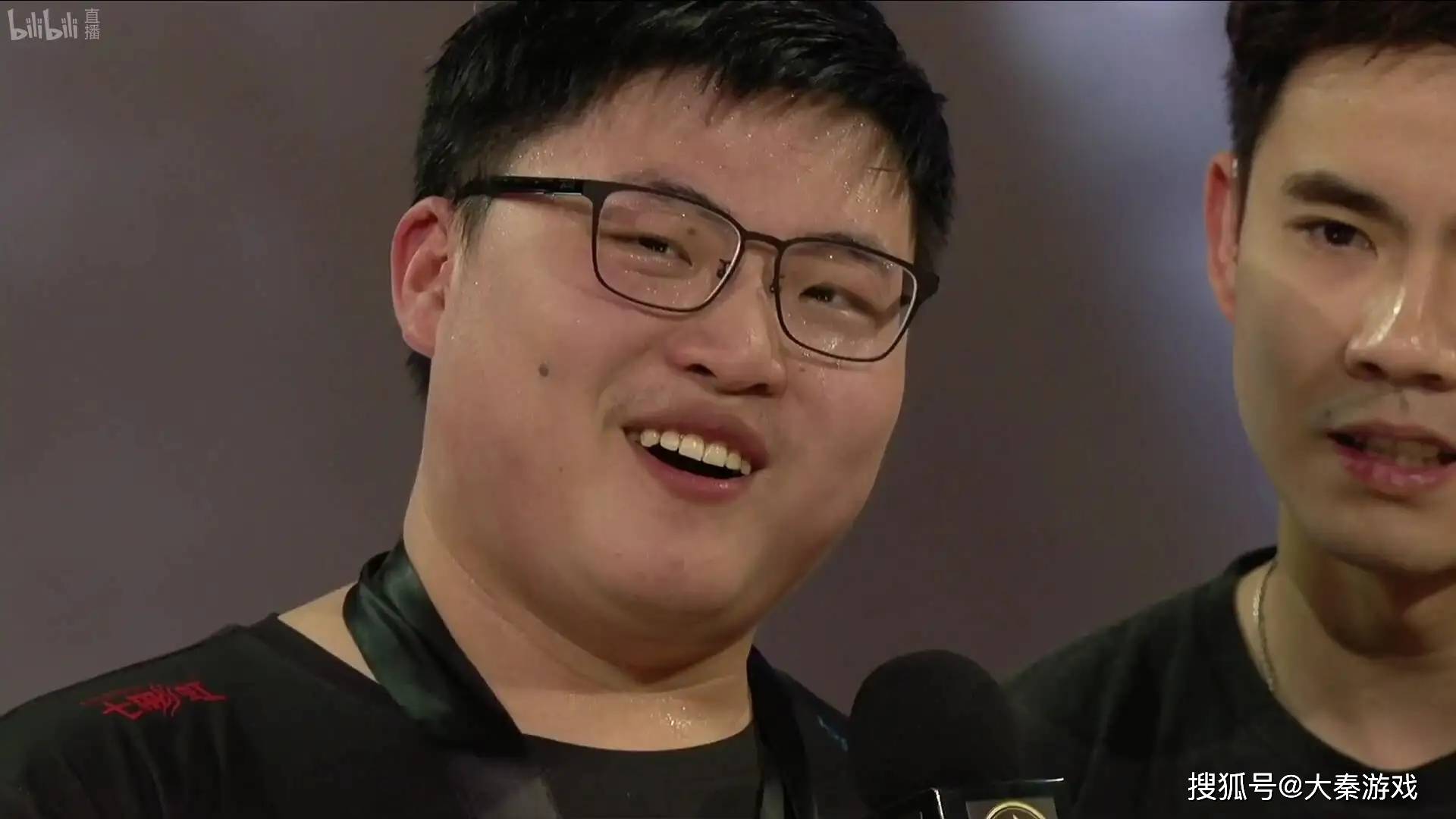 九游APP官网-Uzi重返赛场，比赛局势复杂首场状态出色，TES观众沸腾！观众掌声雷动的简单介绍